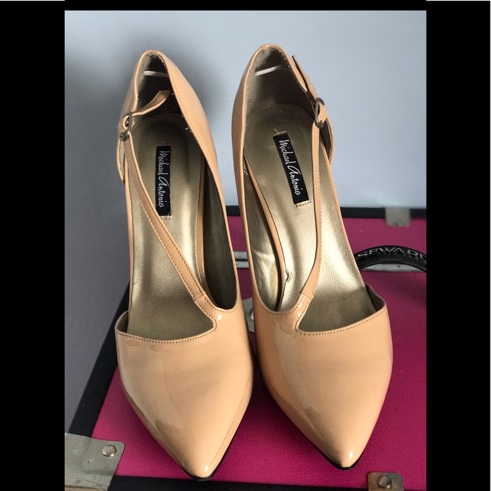 Size 8.5 Michael Antonio heels